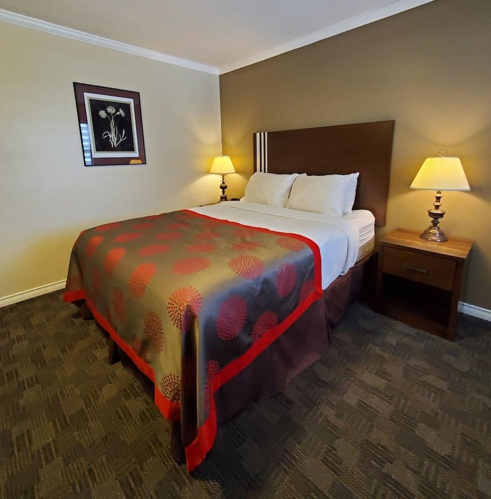 Grand Forks Inn Hotel 2*